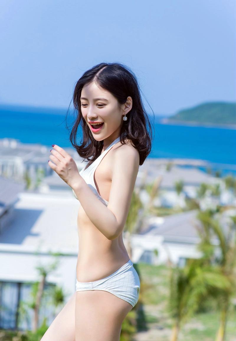 比基尼美女阳光明媚美胸户外写真
