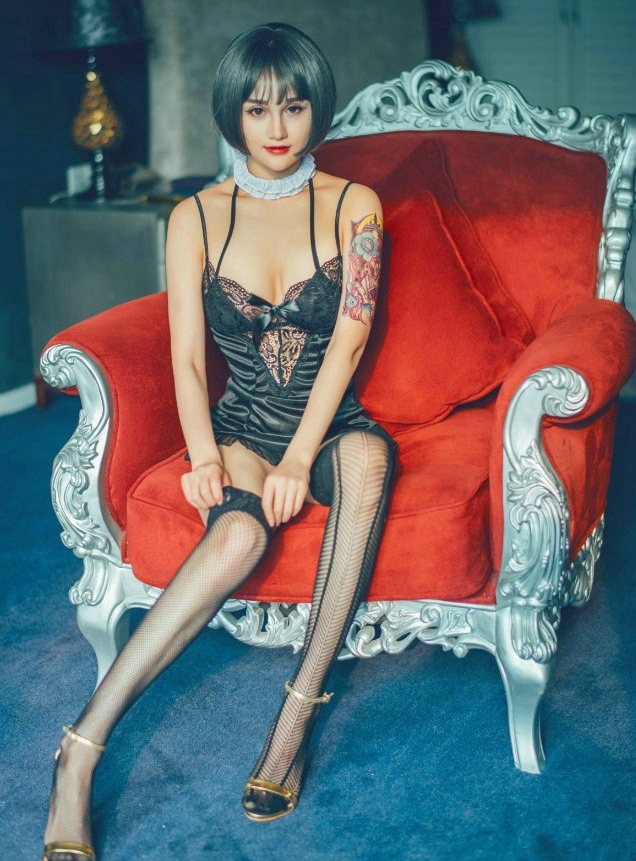 混血纹身美女情趣蕾丝透视网袜大秀性感身姿