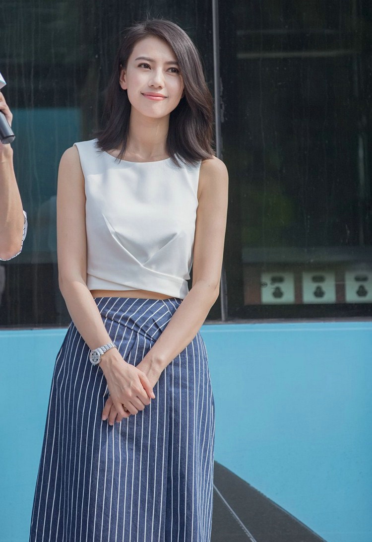 高圆圆从容优雅低头撩发魅力十足