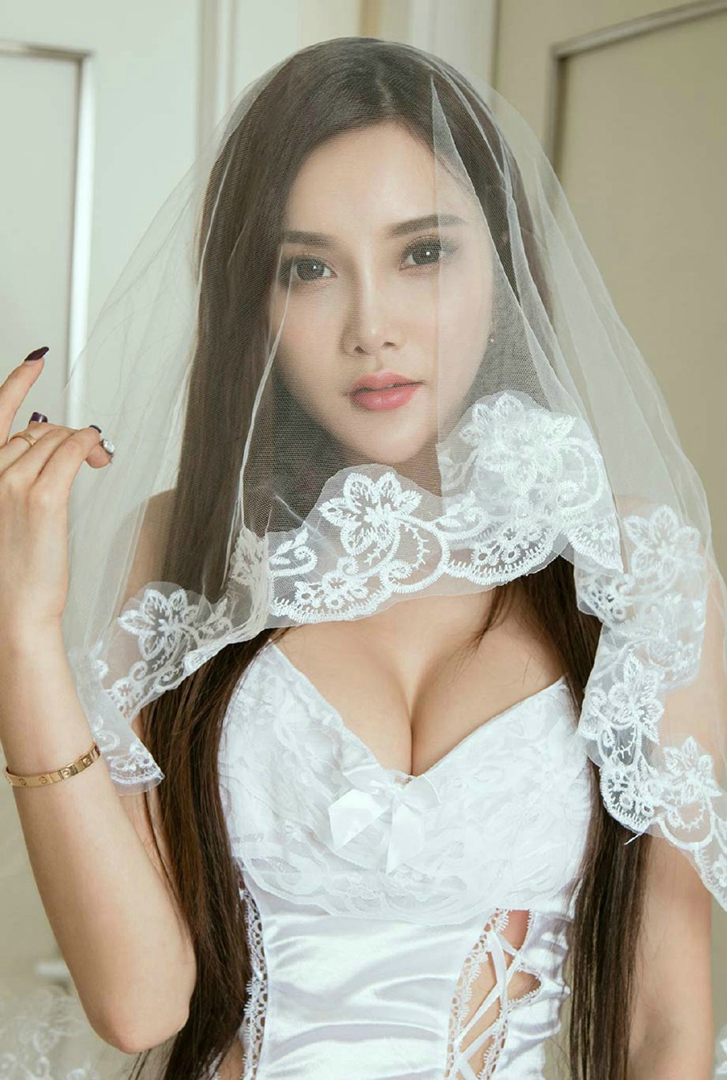 大胸尖下巴美女私房性感美胸养眼写真