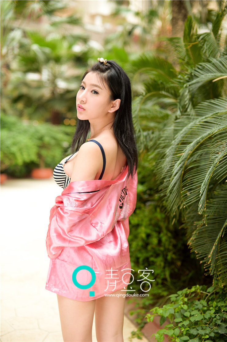 女神张晓梵Vivian大尺度粉红内衣写真