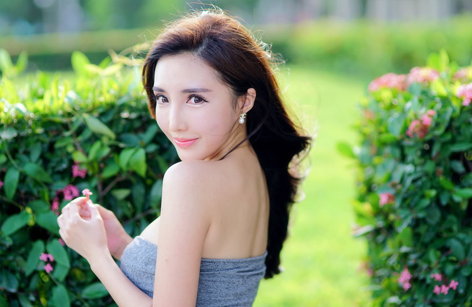 尖下巴抹胸美女露香肩诱惑写真
