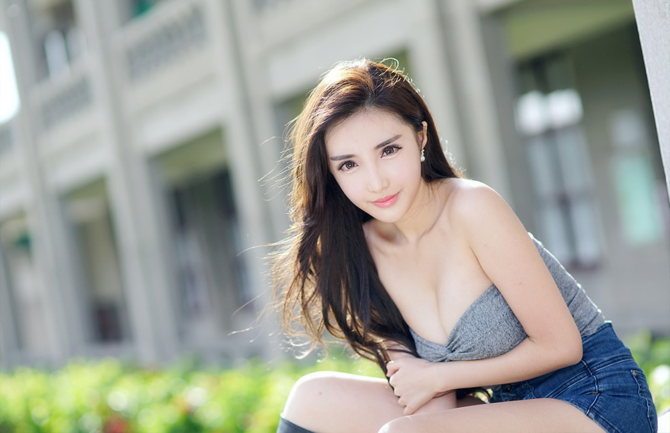 尖下巴抹胸美女露香肩诱惑写真