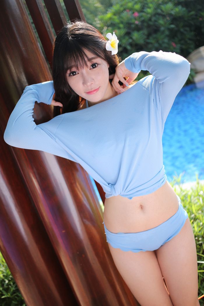 美女芝芝Booty外拍泳衣写真翘臀诱人写真