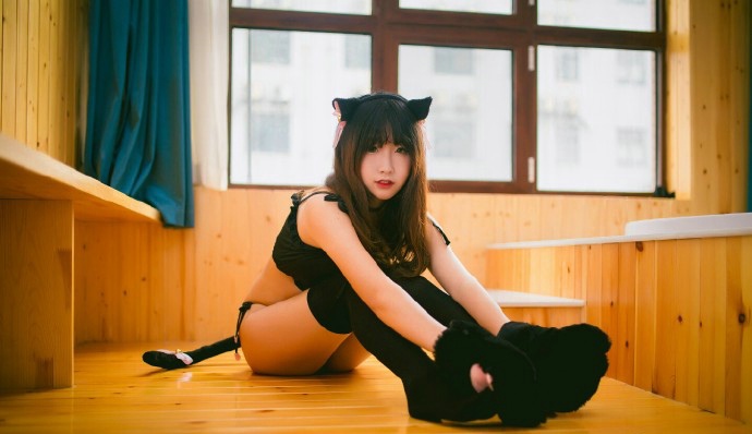 性感猫耳妹子私房美胸粉嫩翘臀写真