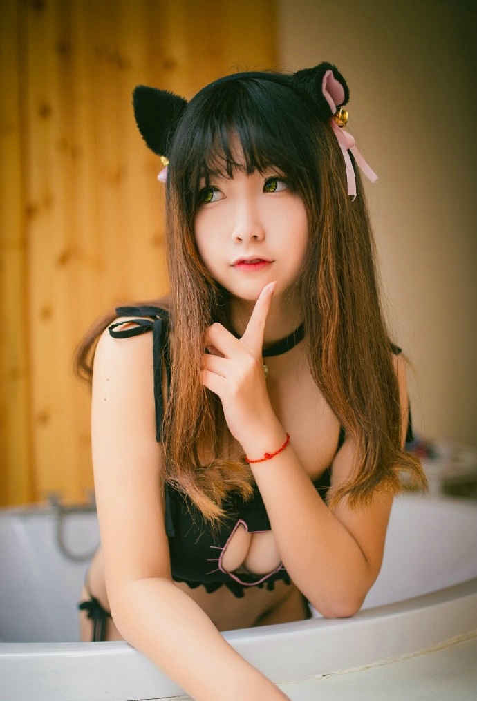 性感猫耳妹子私房美胸粉嫩翘臀写真