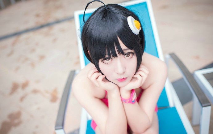短发少女泳装清新白皙迷人写真