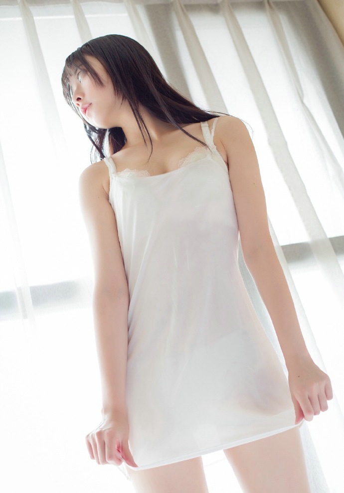 白皙黑长直粉嫩少女阳光风韵迷人写真