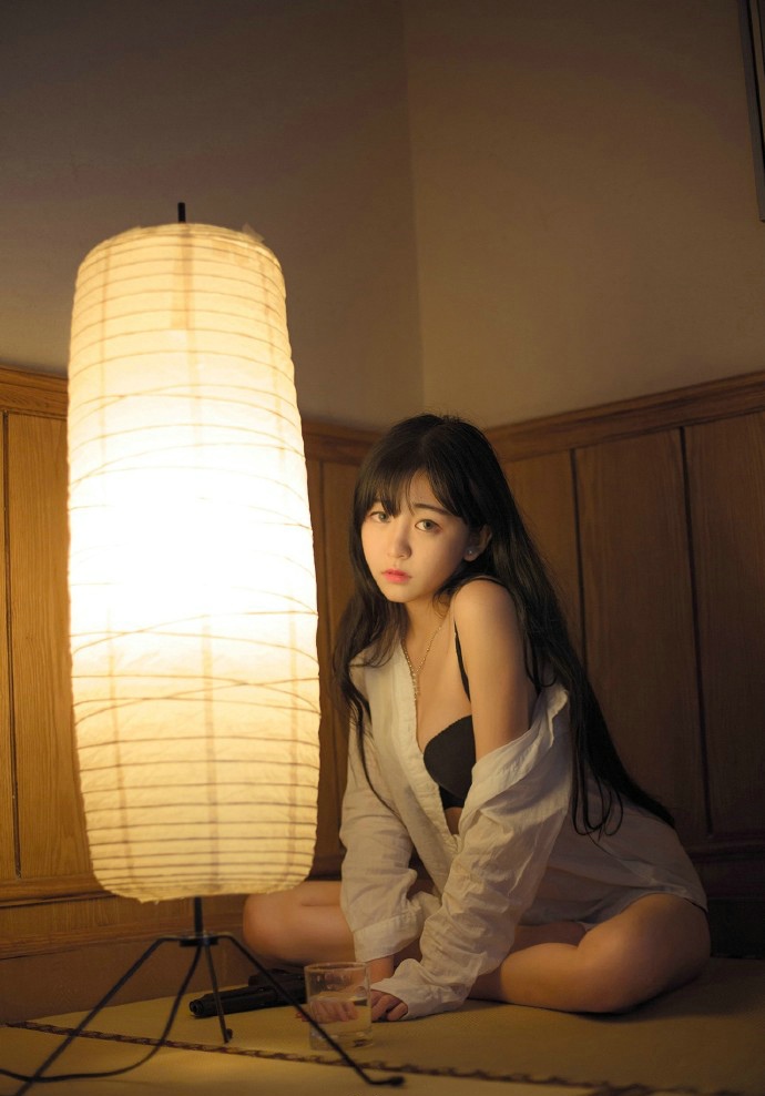 性感昏暗私房露肩美女小露乳沟养眼十足