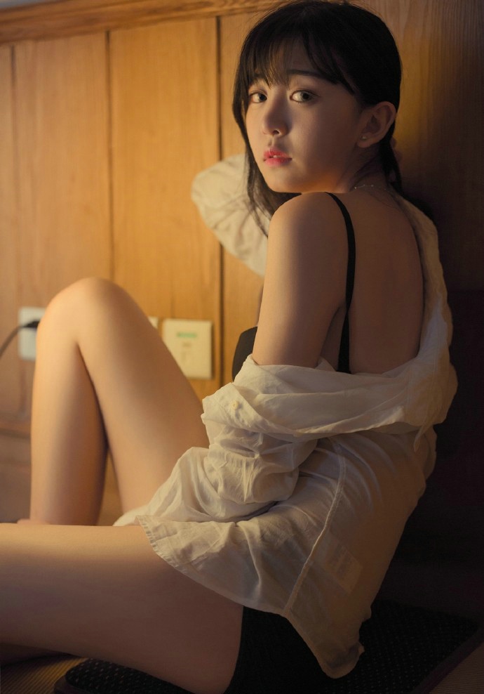 性感昏暗私房露肩美女小露乳沟养眼十足