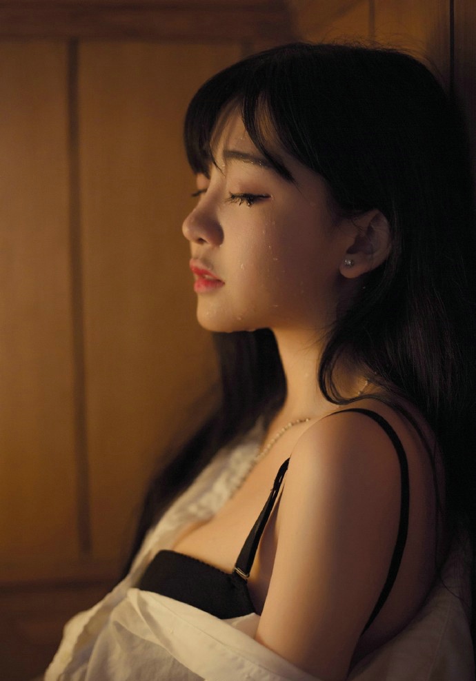 性感昏暗私房露肩美女小露乳沟养眼十足