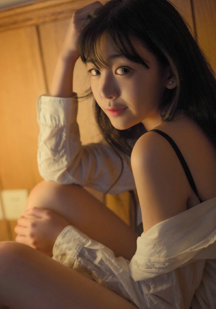 性感昏暗私房露肩美女小露乳沟养眼十足