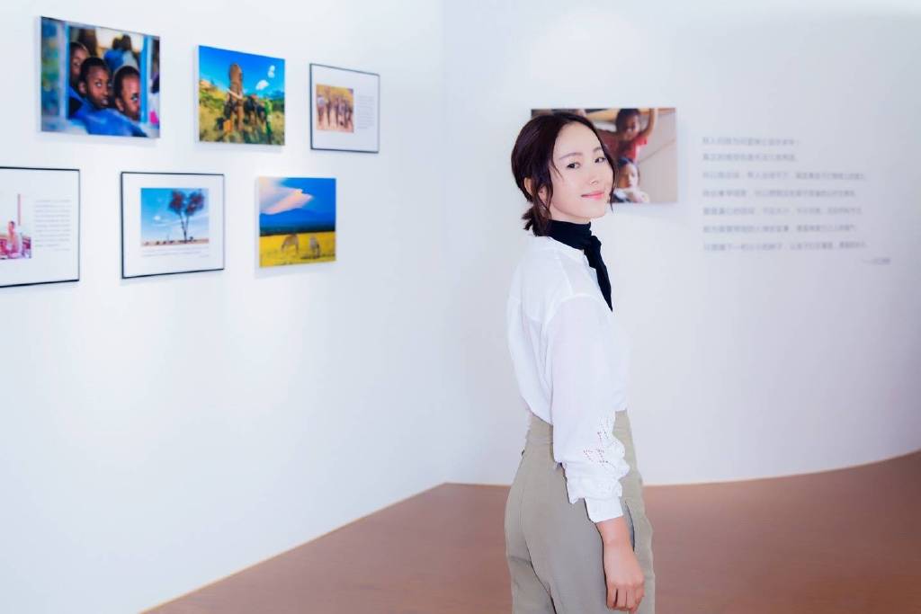 江一燕摄影展亮相纯白衬衫红色高跟很抢眼