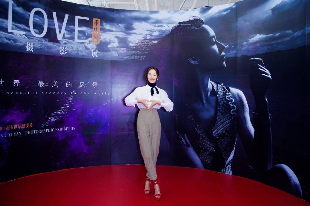 江一燕摄影展亮相纯白衬衫红色高跟很抢眼