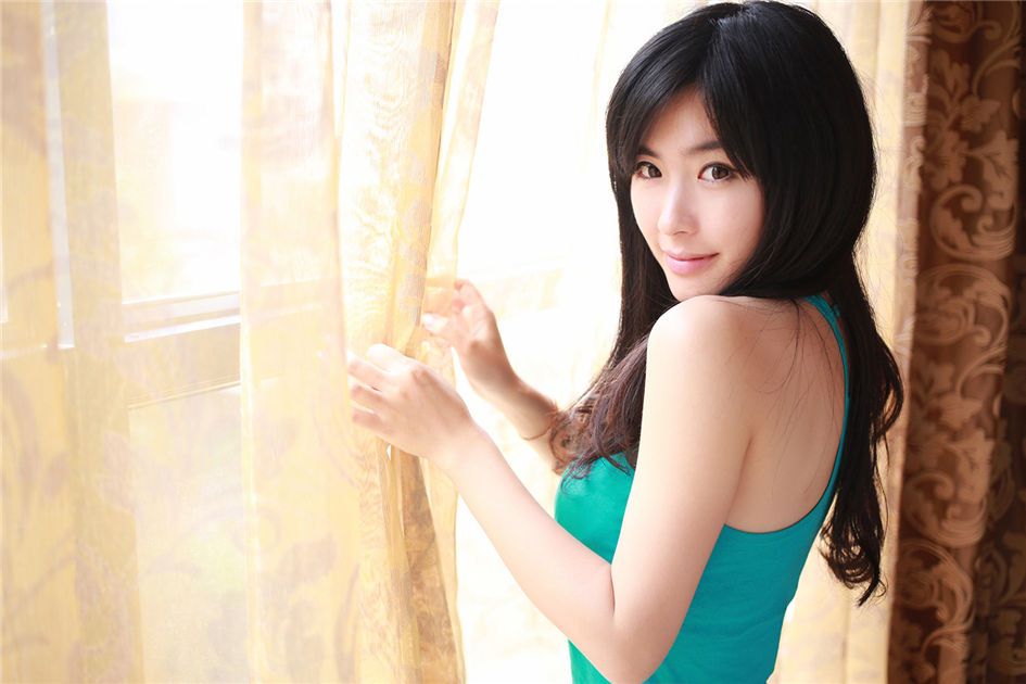 气质美女刘雪妮内衣写真性感迷人