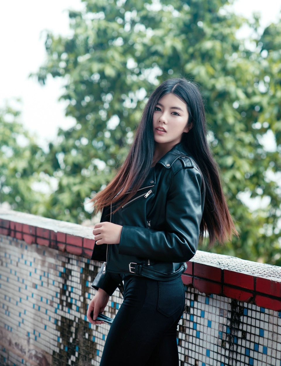 拍废弃楼房上的巨乳美女娜露Selena白皙写真