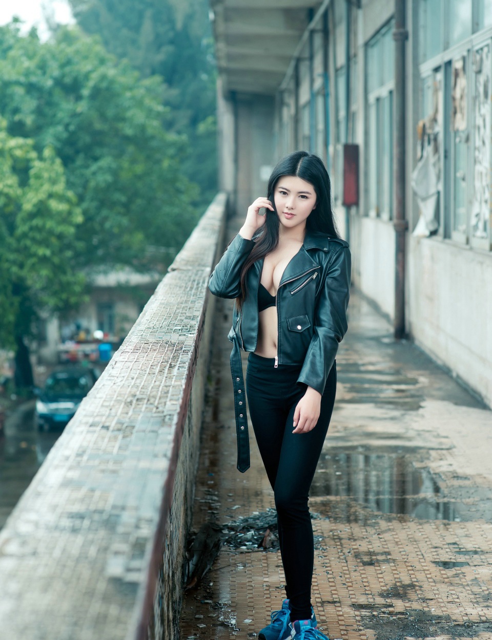 拍废弃楼房上的巨乳美女娜露Selena白皙写真