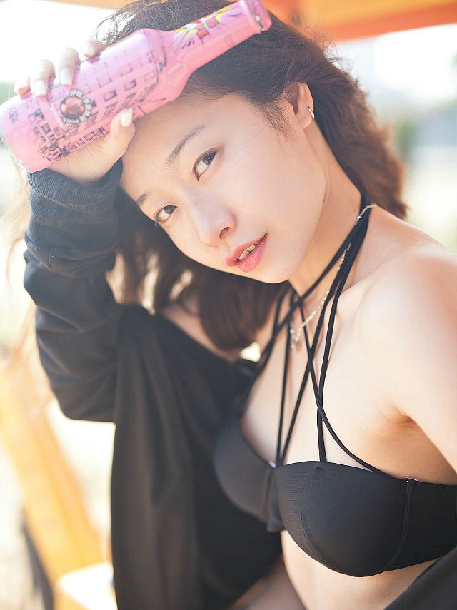 户外大奶黑色比基尼性感美女清新白皙写真