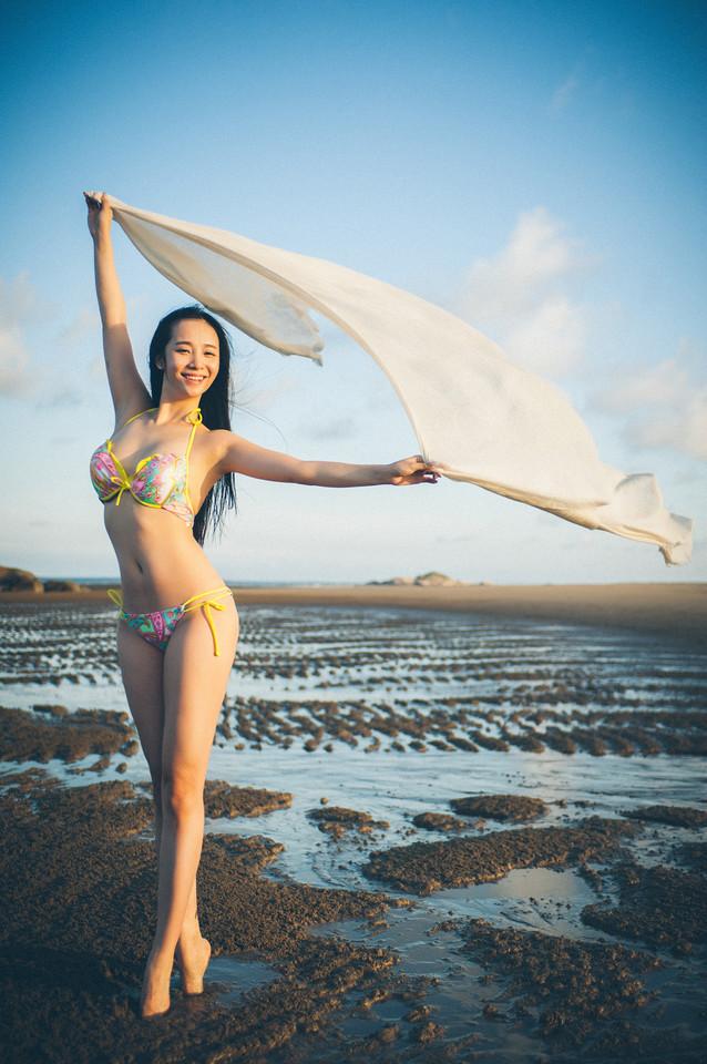 气质美女沙滩比基尼写真笑容甜美迷人
