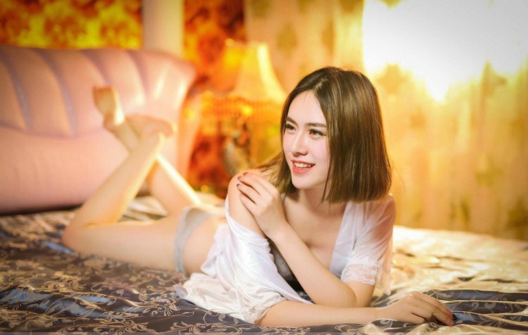 短发薄莎私房美女内衣妖娆翘臀写真
