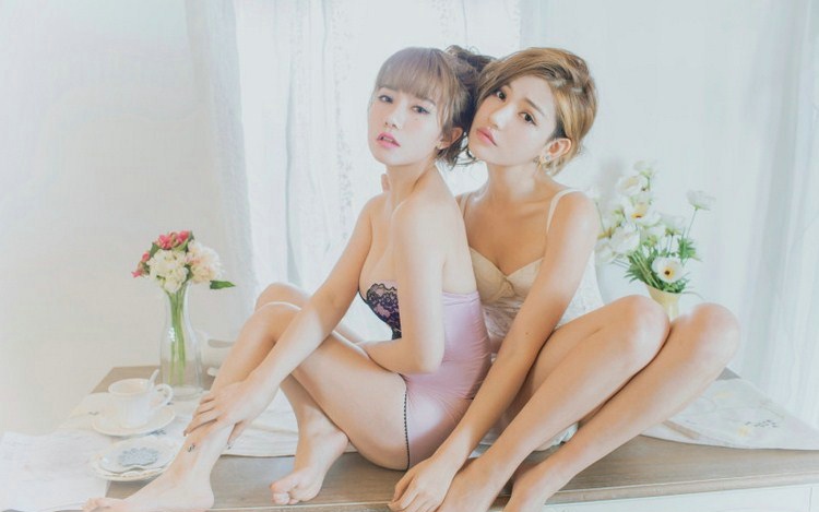 可爱甜心情趣内衣时尚模特姐妹私房写真
