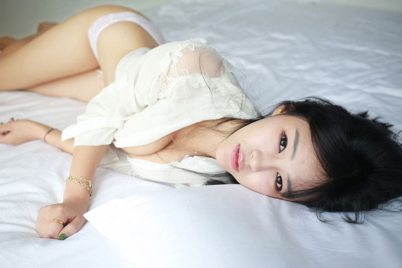 美女嫩模易欣viya酒店性感写真丰满诱人