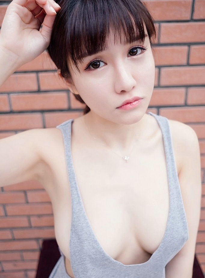 大乳小白虎95美女傲娇萌萌Vivian喷血诱惑写真