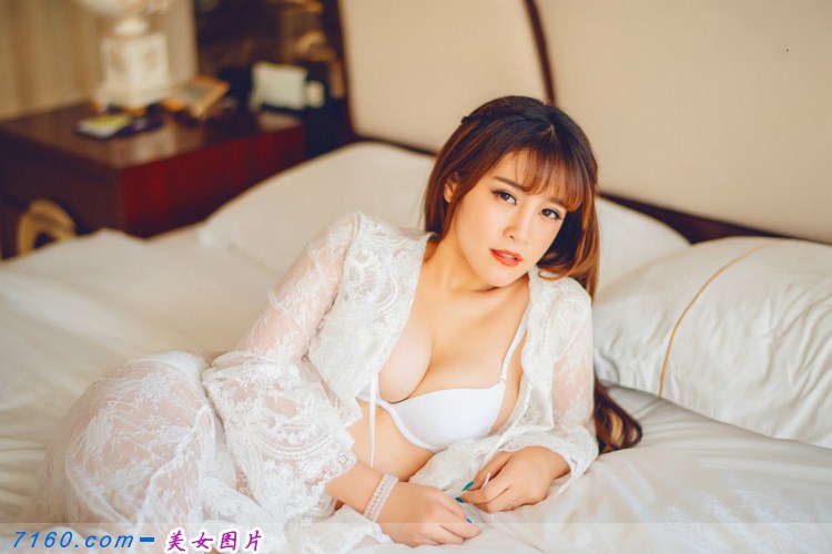 F罩杯大奶子美模特私房丰满阳光写真