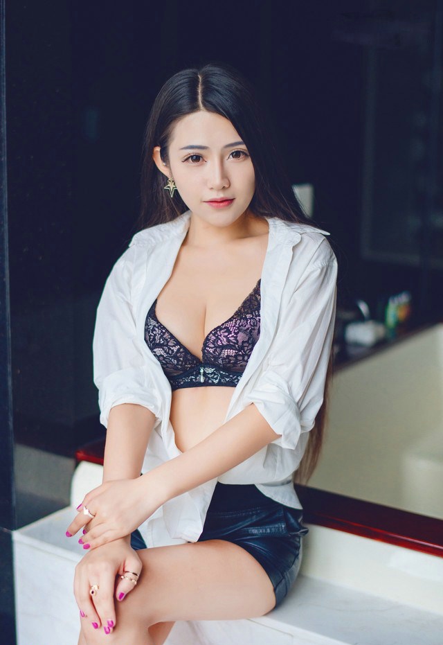 情趣吊带黑丝学生模特绝品诱惑写真