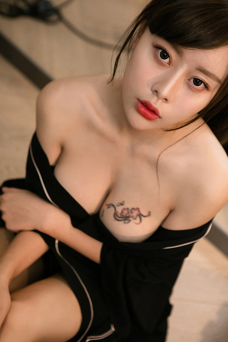 大胆丰满巨乳美臀内衣美女让你欲火焚身