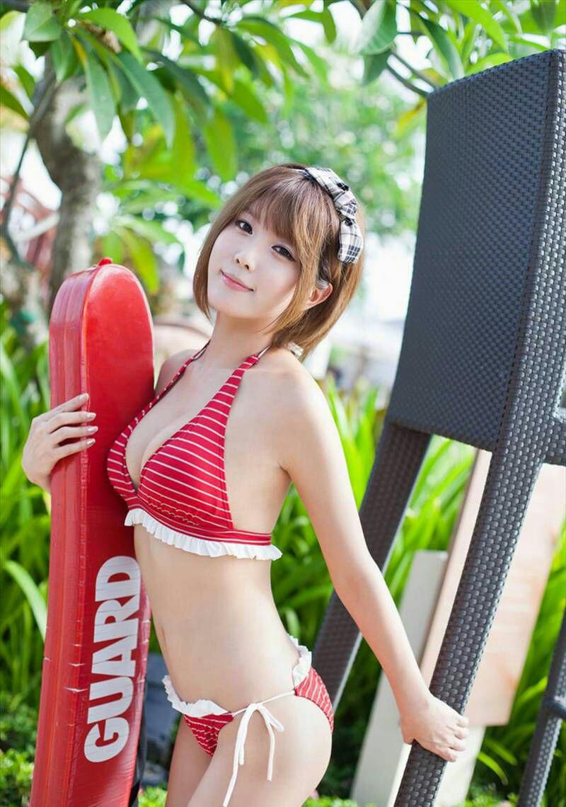 韩国美女红色比基尼写真俏皮迷人
