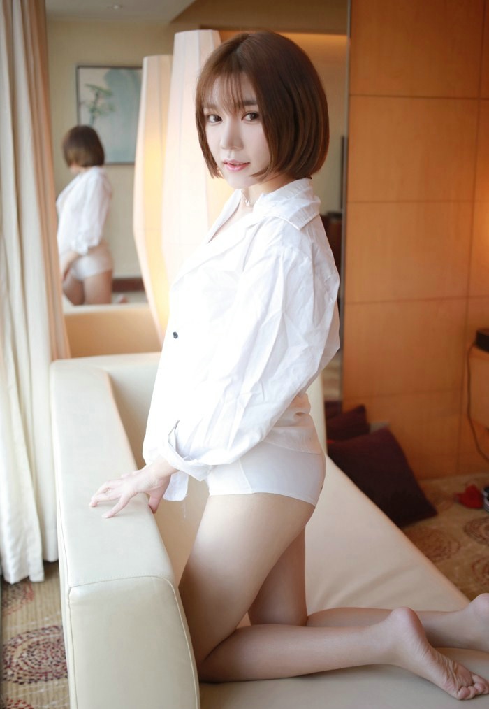 水水嫩嫩诱人萌妹子脱衣伸舌头写真