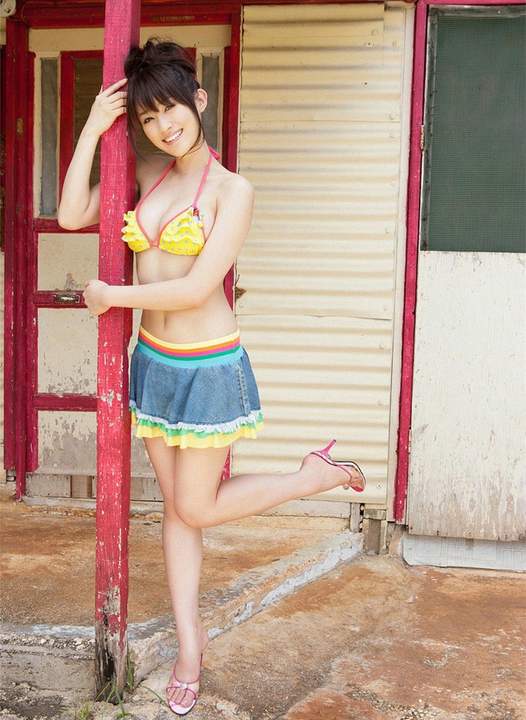 阳光丰满纯情女神养眼比基尼甜美写真