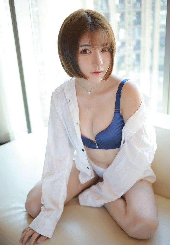 短发美女范女郎童颜巨乳白衬衫私房诱惑写真