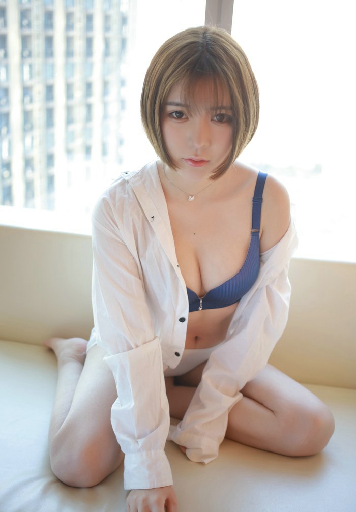 短发美女范女郎童颜巨乳白衬衫私房诱惑写真