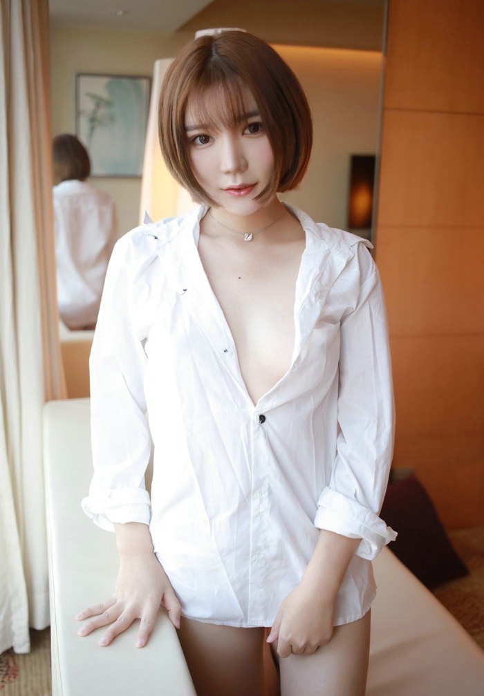 短发美女范女郎童颜巨乳白衬衫私房诱惑写真