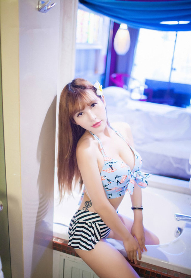 浴室内的童颜巨乳美女比基尼清凉诱惑嘟嘴卖萌