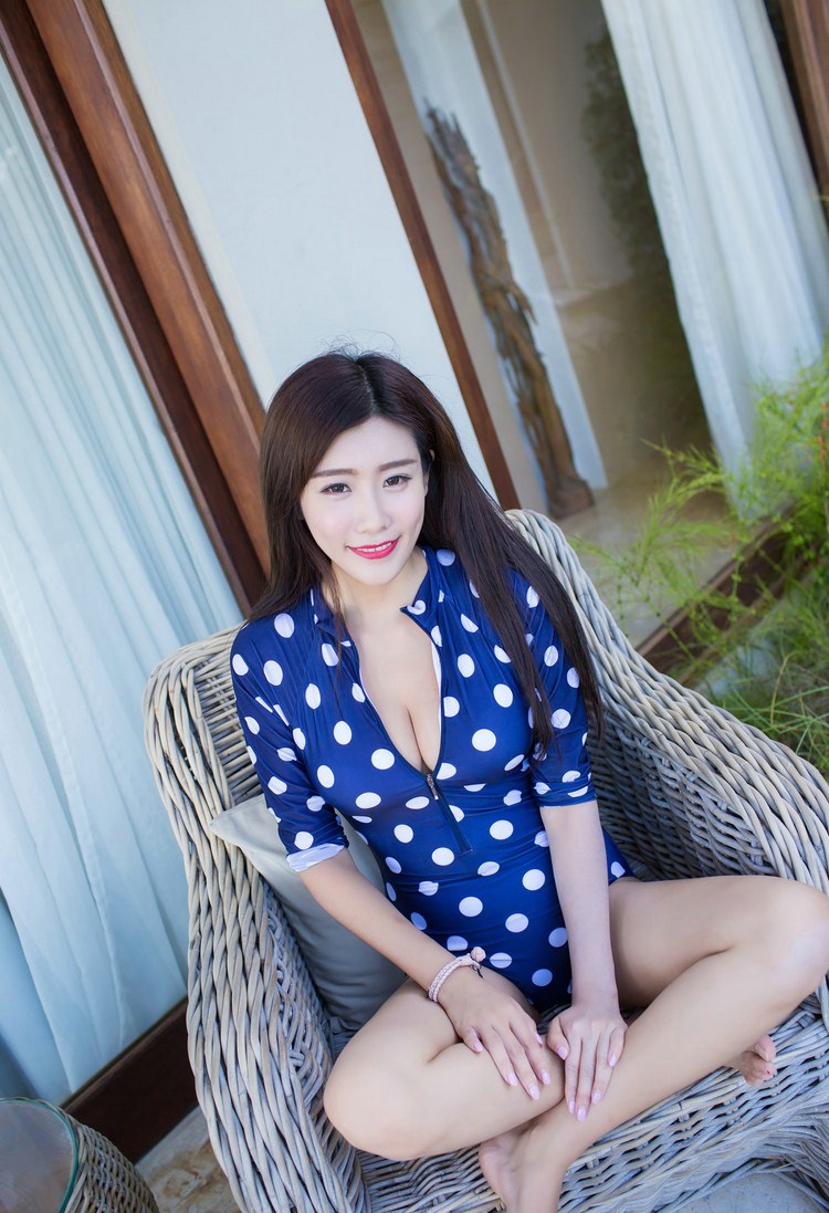 程小烦不烦宅男福利爆乳女神气质风韵写真