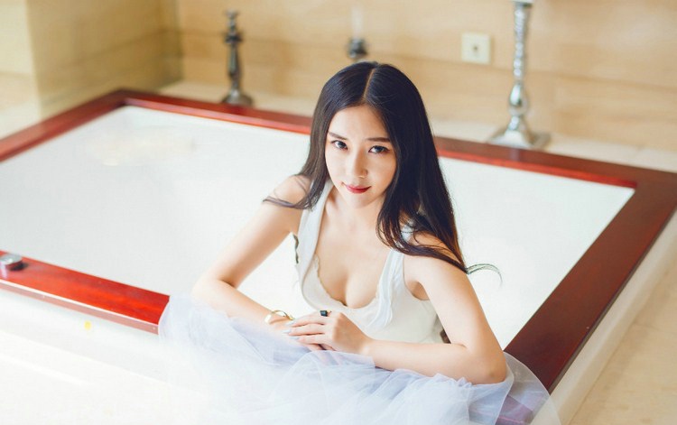 白蕾丝文胸丰满美女浴室泡沫洗澡迷人写真