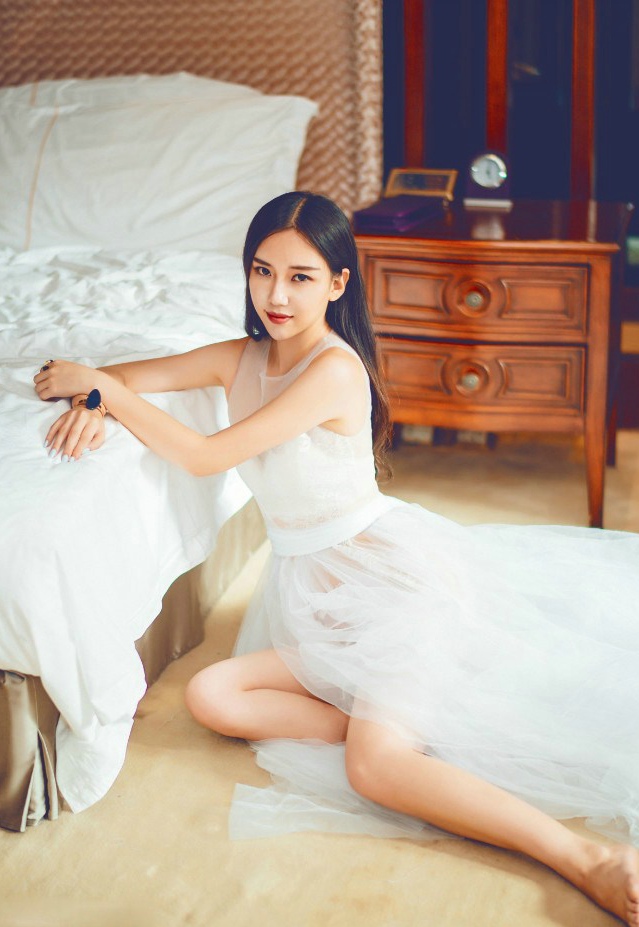 白蕾丝文胸丰满美女浴室泡沫洗澡迷人写真