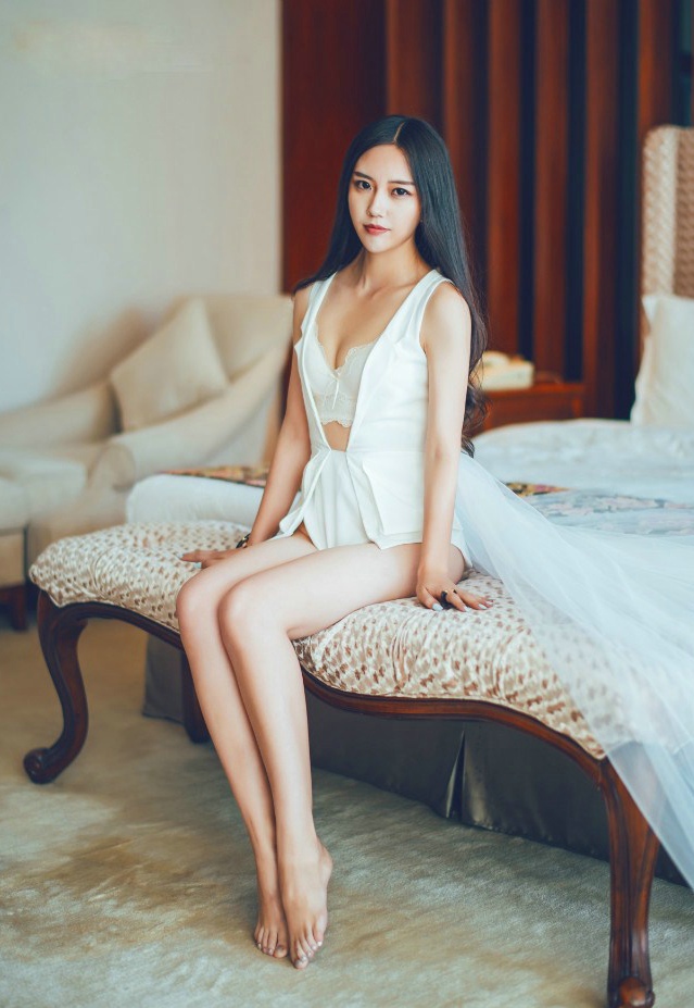 白蕾丝文胸丰满美女浴室泡沫洗澡迷人写真