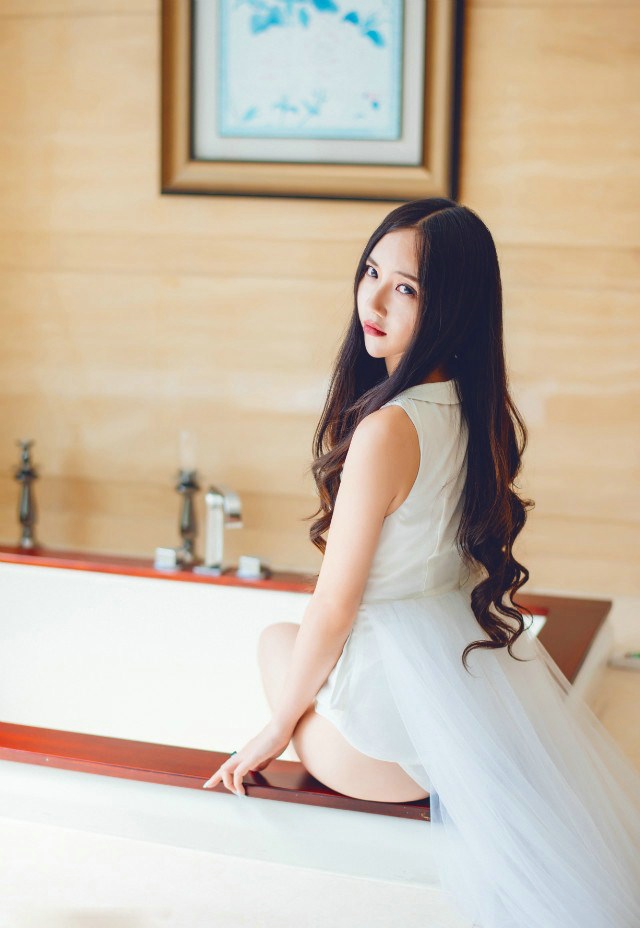 白蕾丝文胸丰满美女浴室泡沫洗澡迷人写真
