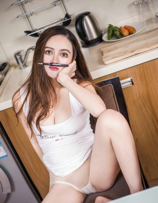 丰满美女崔爱熙肉丝内牛性感靓丽写真