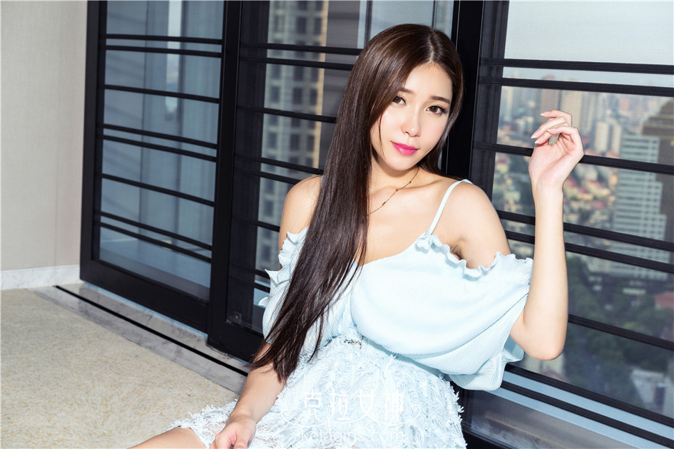 私房丰满女神美腿皇后七七致命诱惑乳沟写真