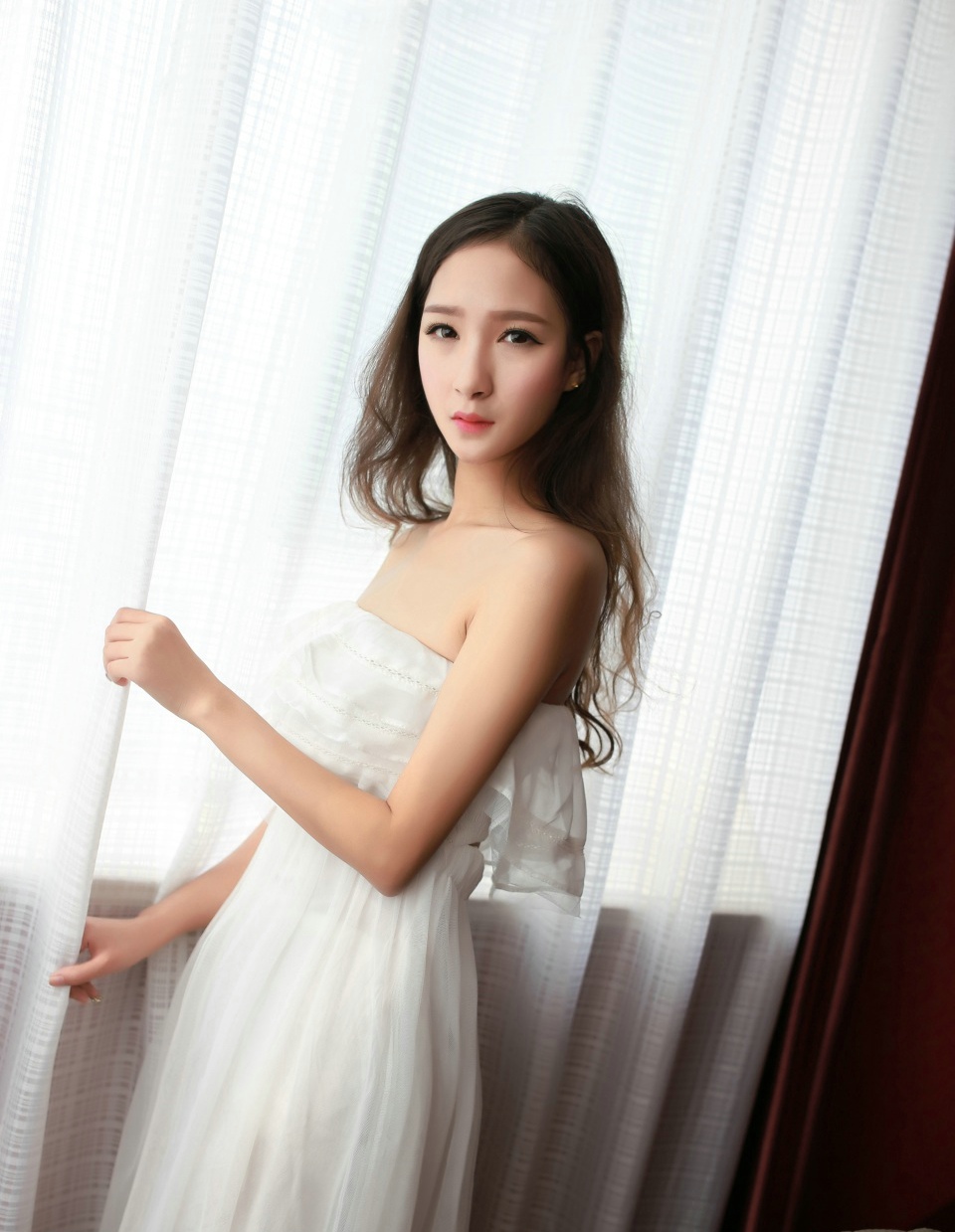 不经意眼神流入出的美女神晓彤私房性感写真