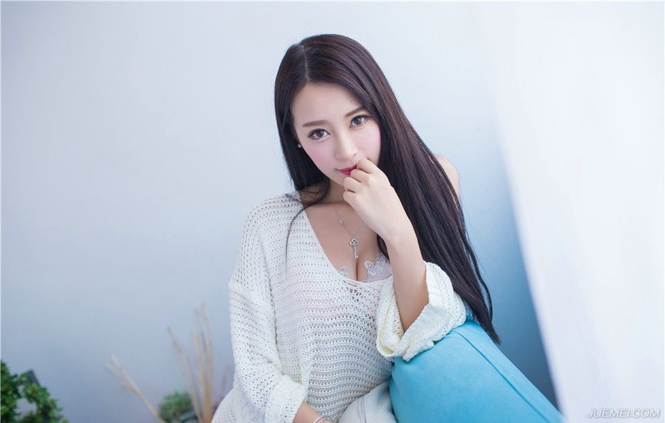 白皙女神王曼妮衬衣居家私房甜美写真