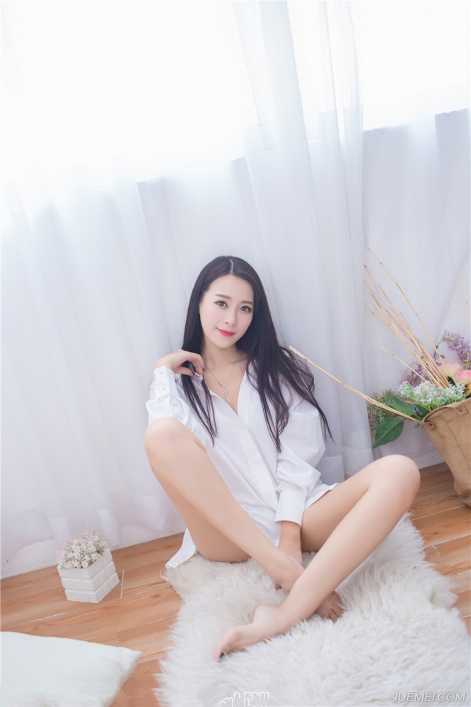 白皙女神王曼妮衬衣居家私房甜美写真