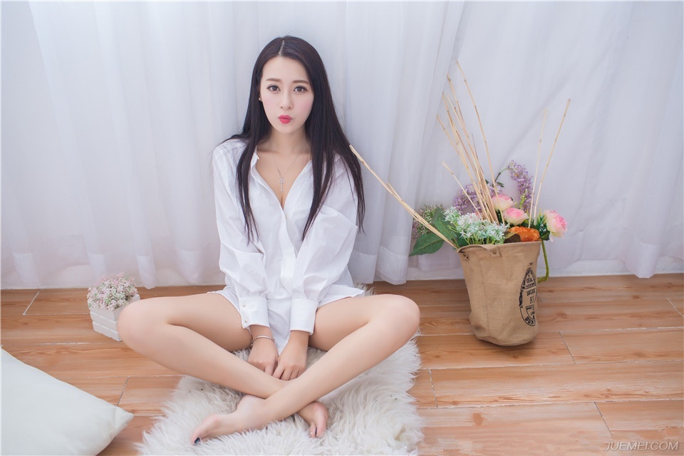 白皙女神王曼妮衬衣居家私房甜美写真