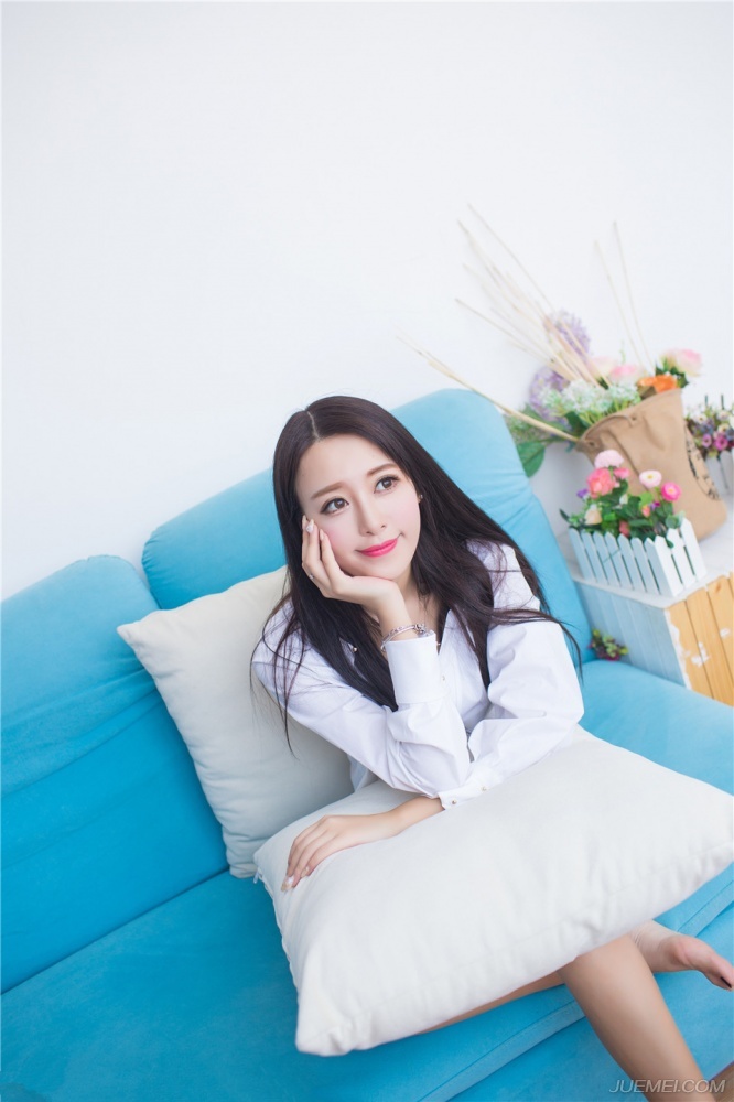 白皙女神王曼妮衬衣居家私房甜美写真
