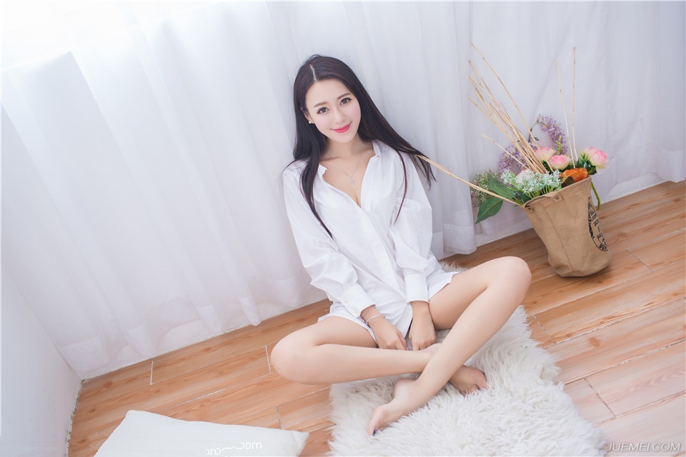 白皙女神王曼妮衬衣居家私房甜美写真